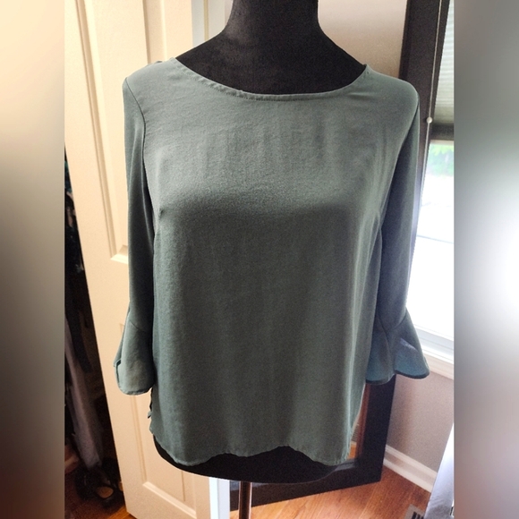 Forever 21 Green 3/4 length sleeve blouse w flutter sleeves - Picture 1 of 3